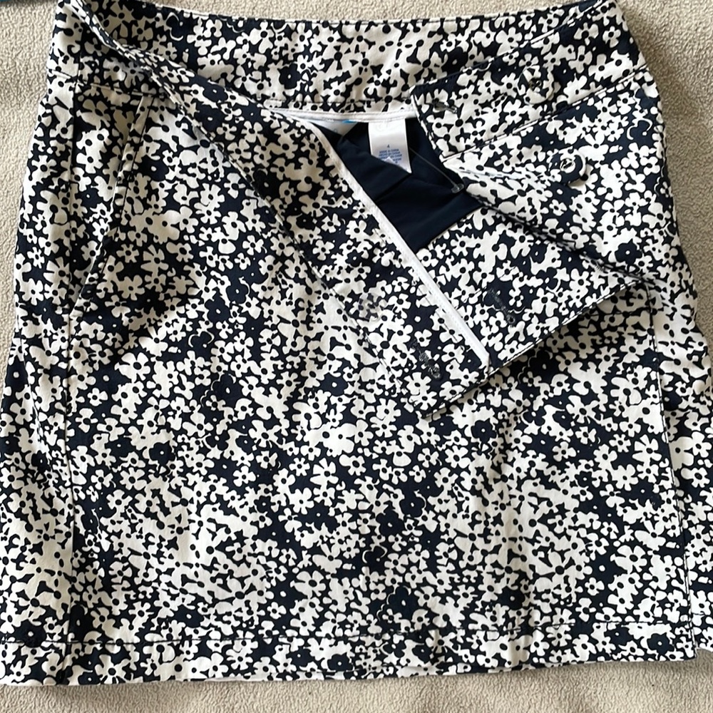 Super cute Lizwear side button Skirt